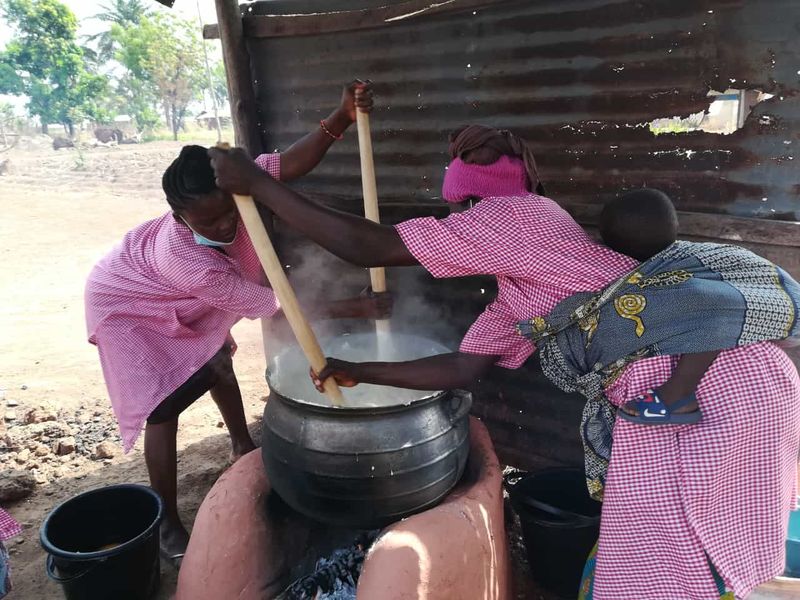 Togo Frauen beim Kochen 264.jpg